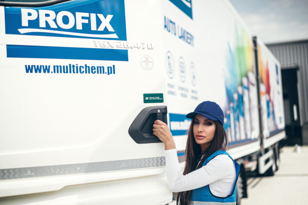 pracownica profix otwiera drzwi ciężarówki Multichem 